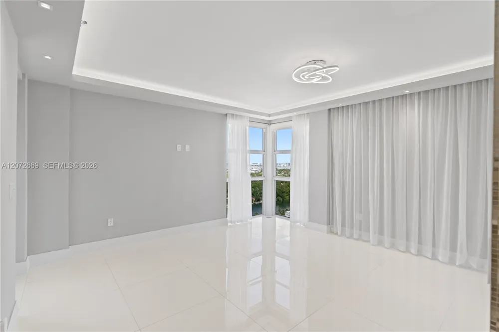 4201 Collins Ave #2202 Miami Beach, FL 33140