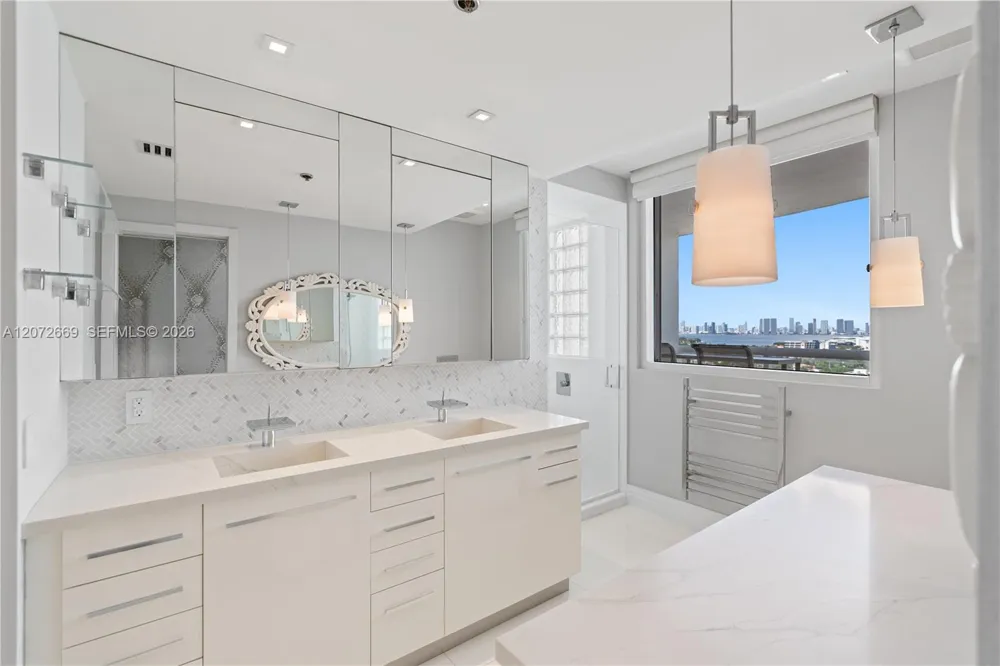 4201 Collins Ave #2202 Miami Beach, FL 33140