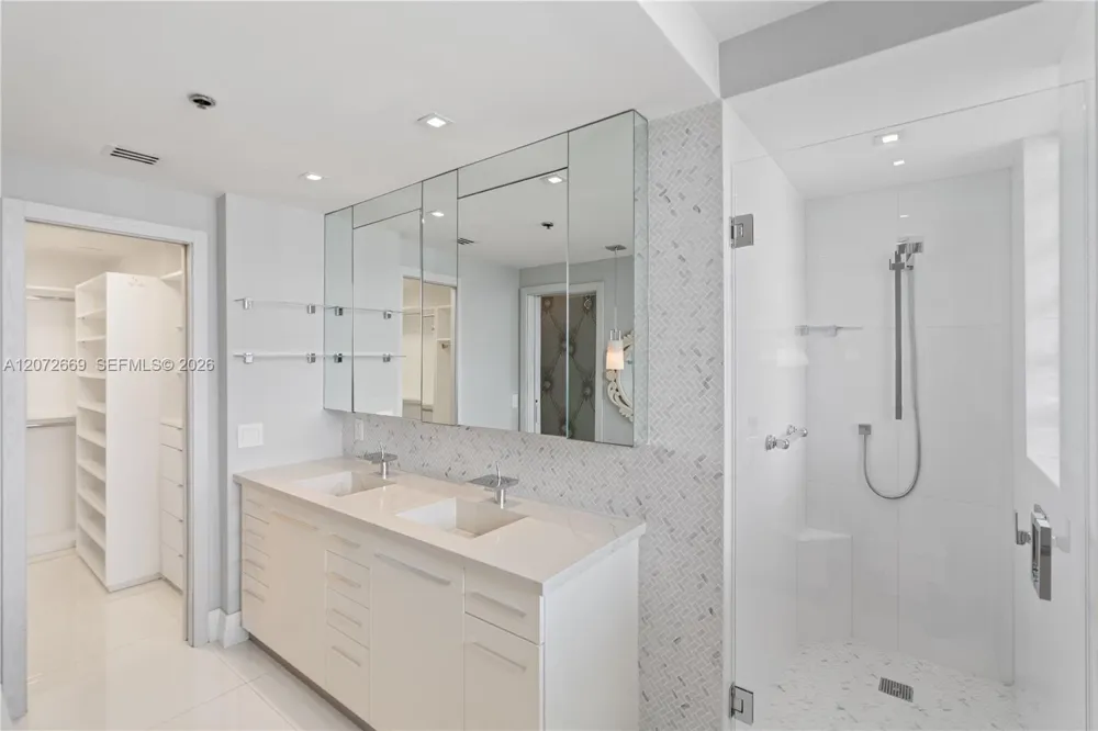 4201 Collins Ave #2202 Miami Beach, FL 33140