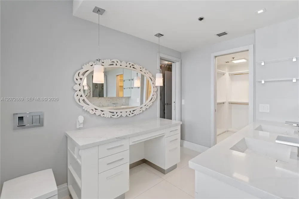4201 Collins Ave #2202 Miami Beach, FL 33140