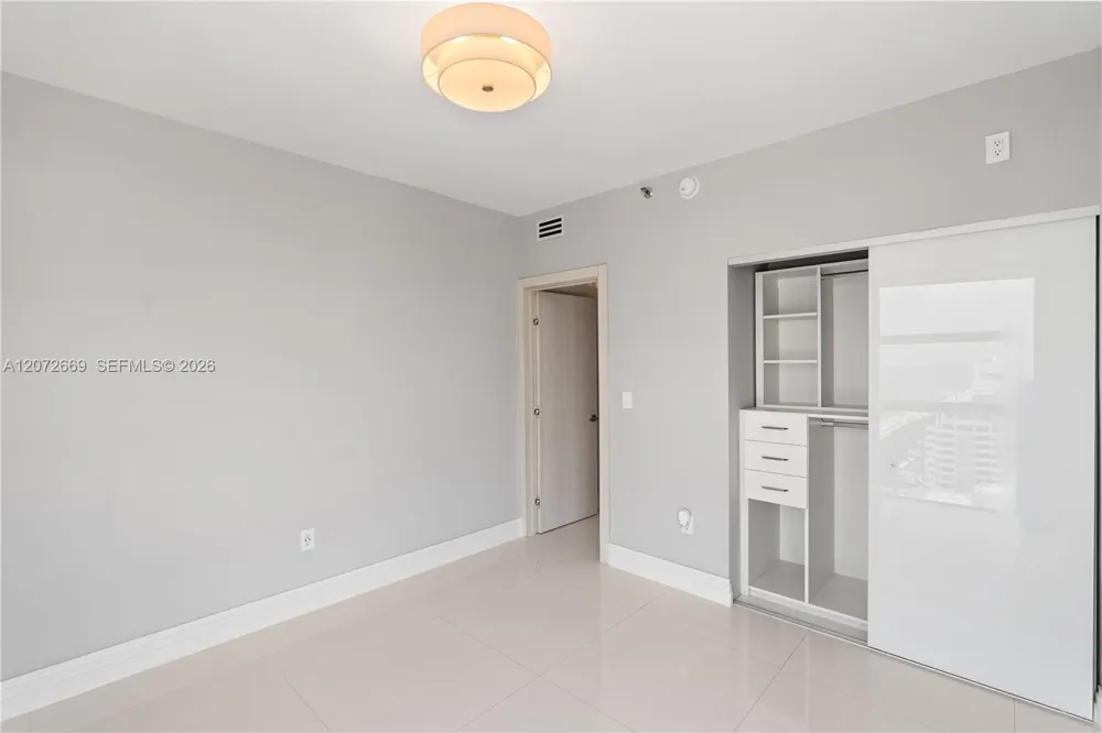 4201 Collins Ave #2202 Miami Beach, FL 33140