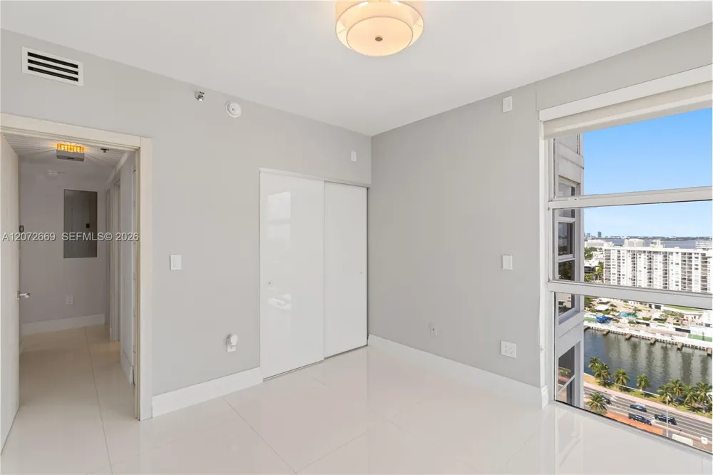 4201 Collins Ave #2202 Miami Beach, FL 33140