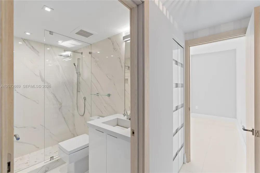 4201 Collins Ave #2202 Miami Beach, FL 33140