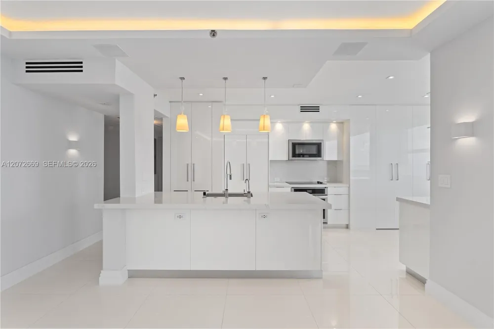 4201 Collins Ave #2202 Miami Beach, FL 33140