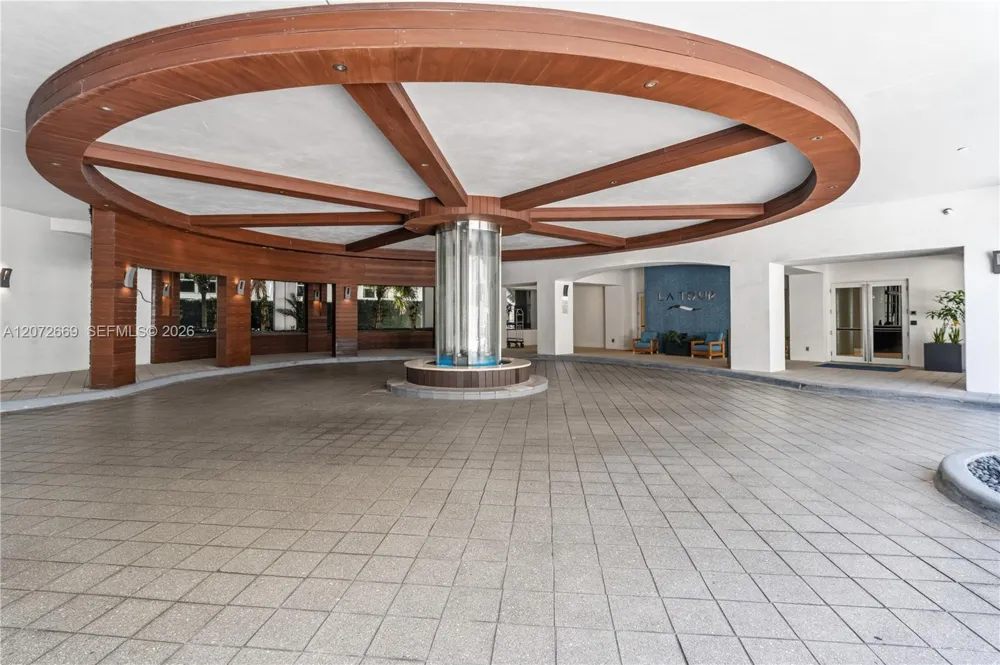 4201 Collins Ave #2202 Miami Beach, FL 33140