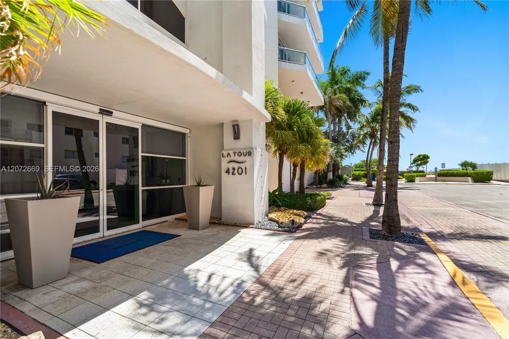 4201 Collins Ave #2202 Miami Beach, FL 33140