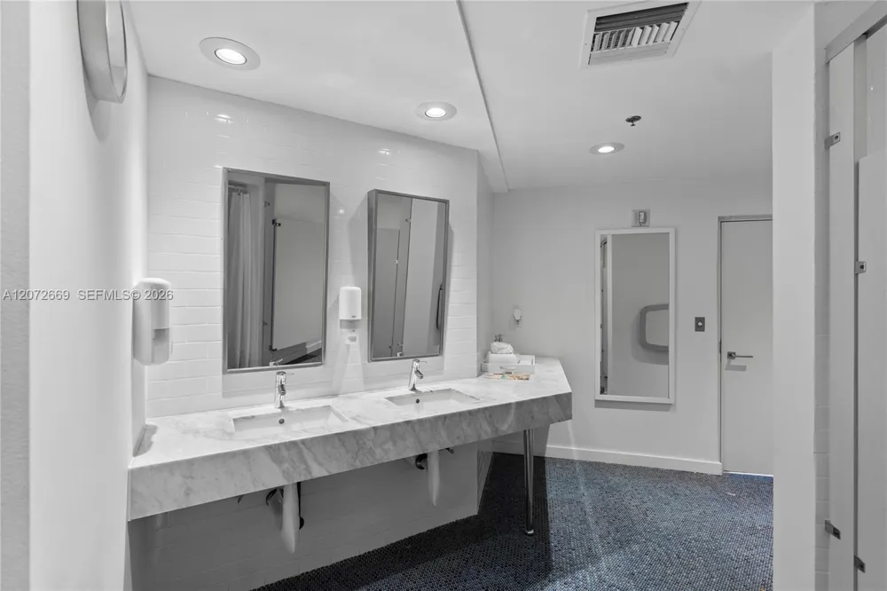 4201 Collins Ave #2202 Miami Beach, FL 33140