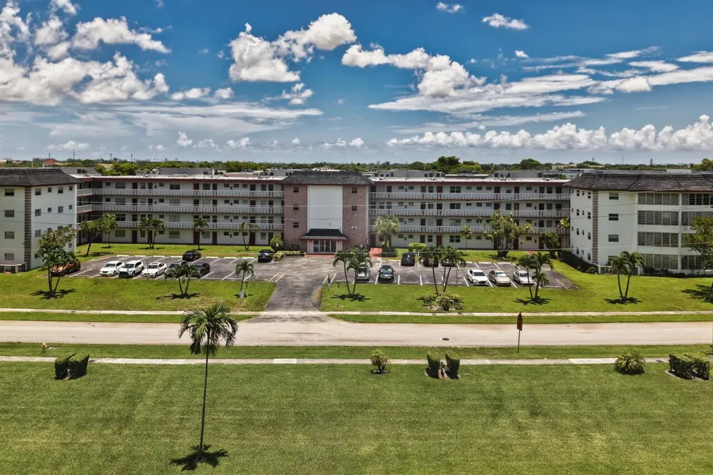 4140 NW 44TH AVENUE #411 Lauderdale Lakes, FL 33319