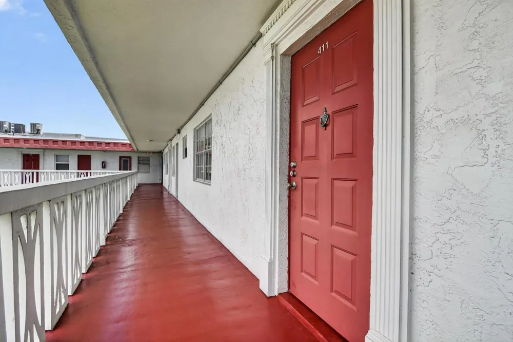 4140 NW 44TH AVENUE #411 Lauderdale Lakes, FL 33319