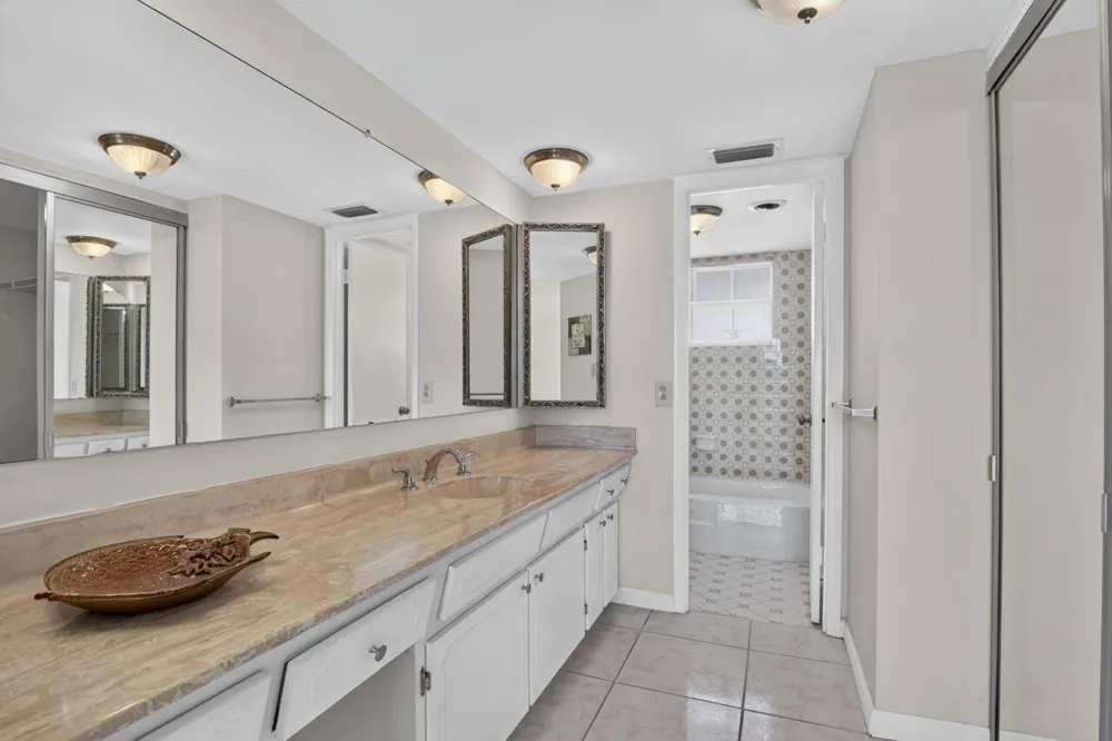 4140 NW 44TH AVENUE #411 Lauderdale Lakes, FL 33319
