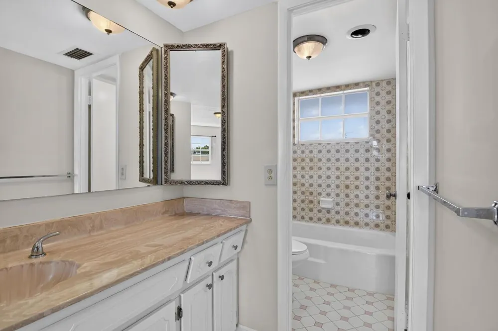 4140 NW 44TH AVENUE #411 Lauderdale Lakes, FL 33319