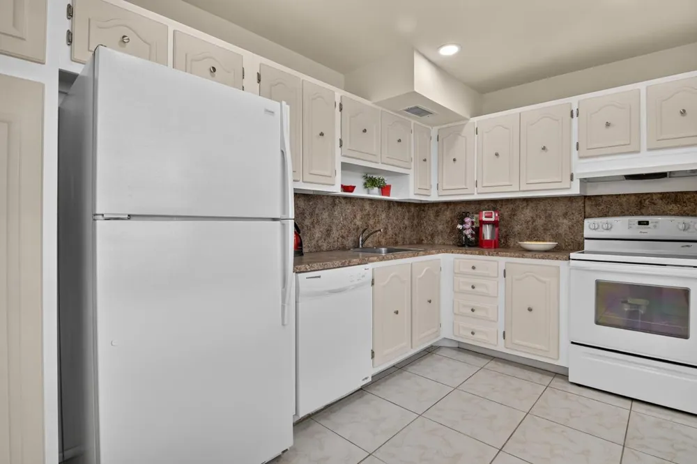 4140 NW 44TH AVENUE #411 Lauderdale Lakes, FL 33319