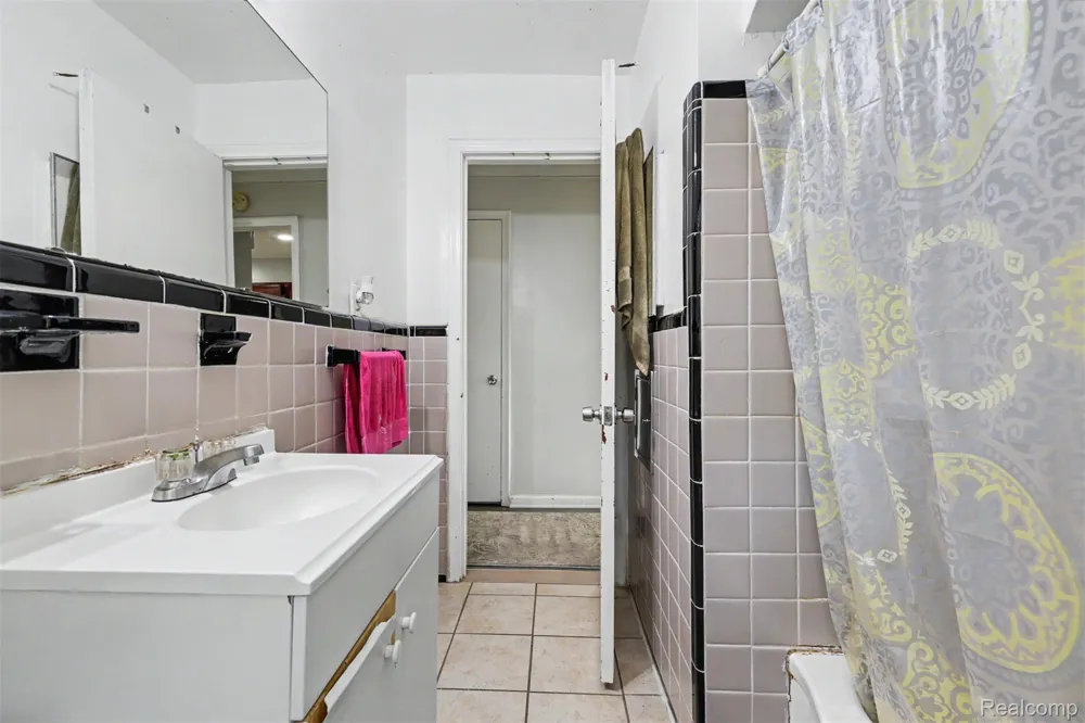 7634 Hazelton Street Dearborn Heights City, MI 48127