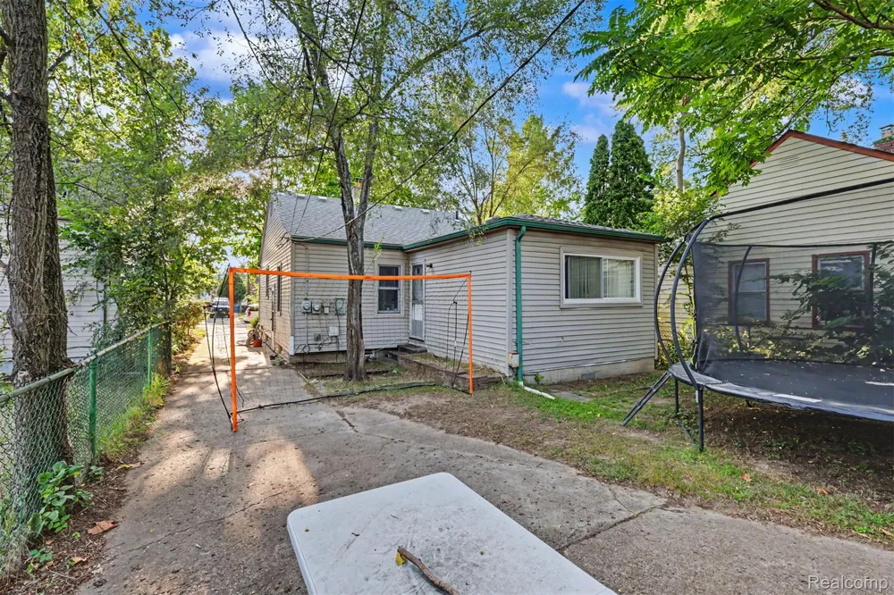 7634 Hazelton Street Dearborn Heights City, MI 48127
