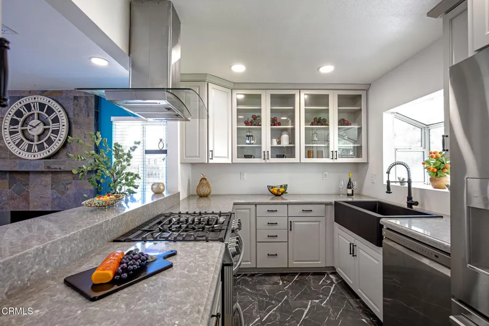 335 W Avenida De Las Flores Thousand Oaks, CA 91360