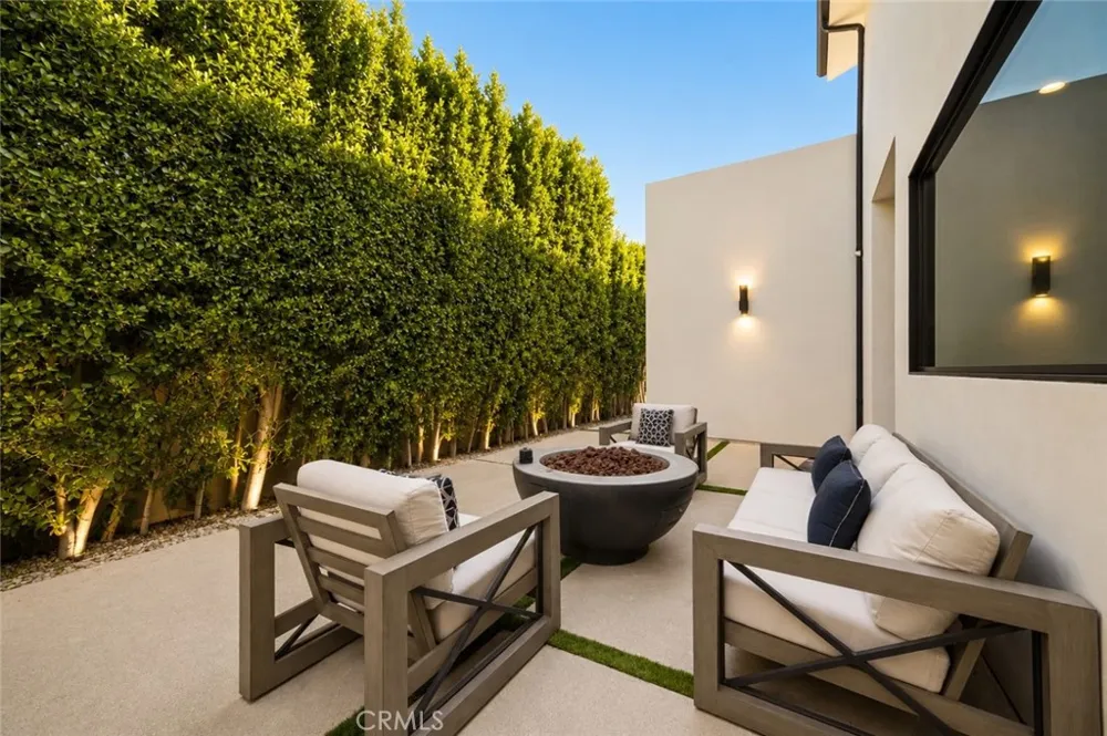 23262 Gonzales Drive Woodland Hills, CA 91367