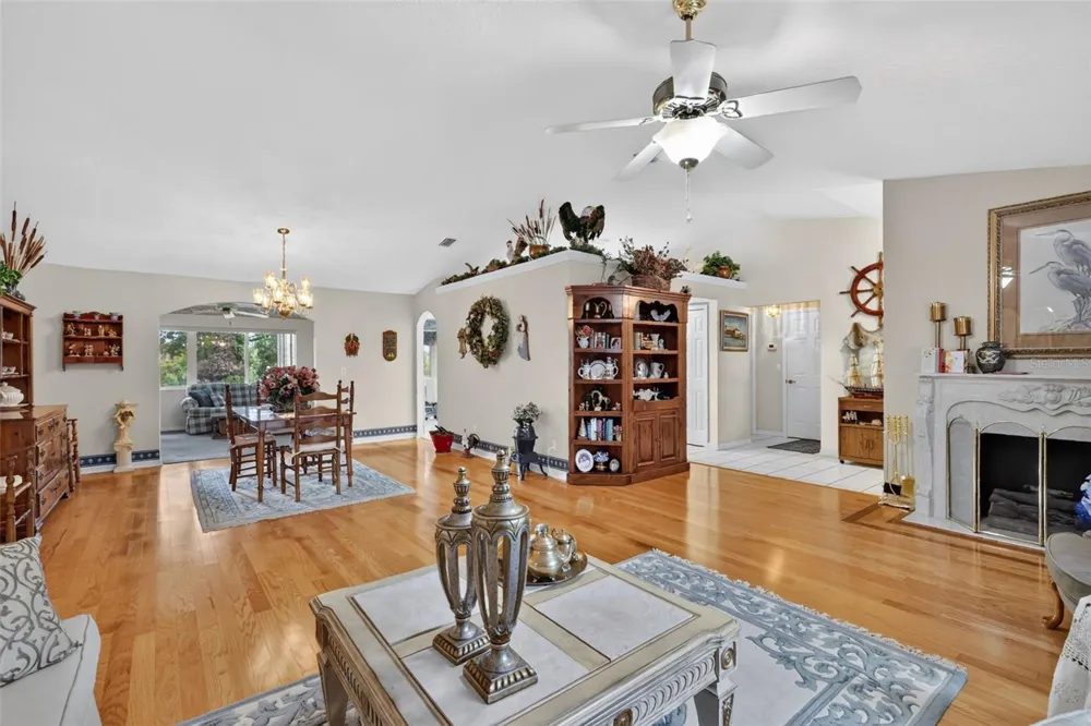 21526 KING HENRY AVENUE Leesburg, FL 34748