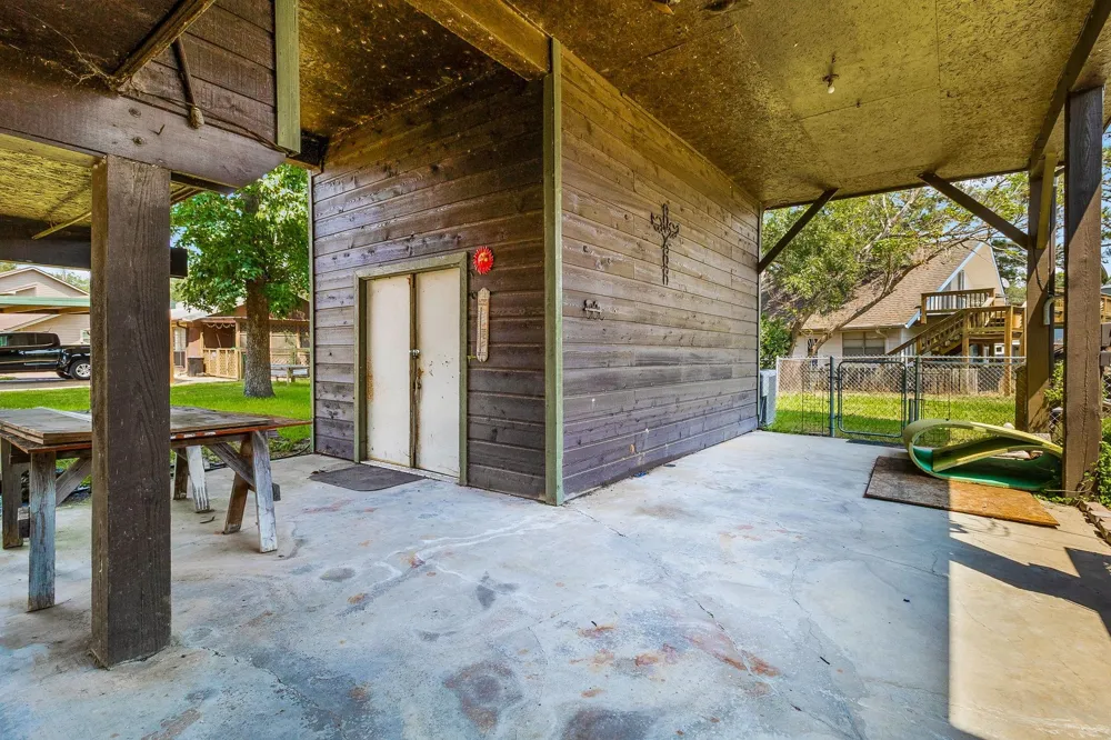 419 W Lake Shore Dr Livingston, TX 77351