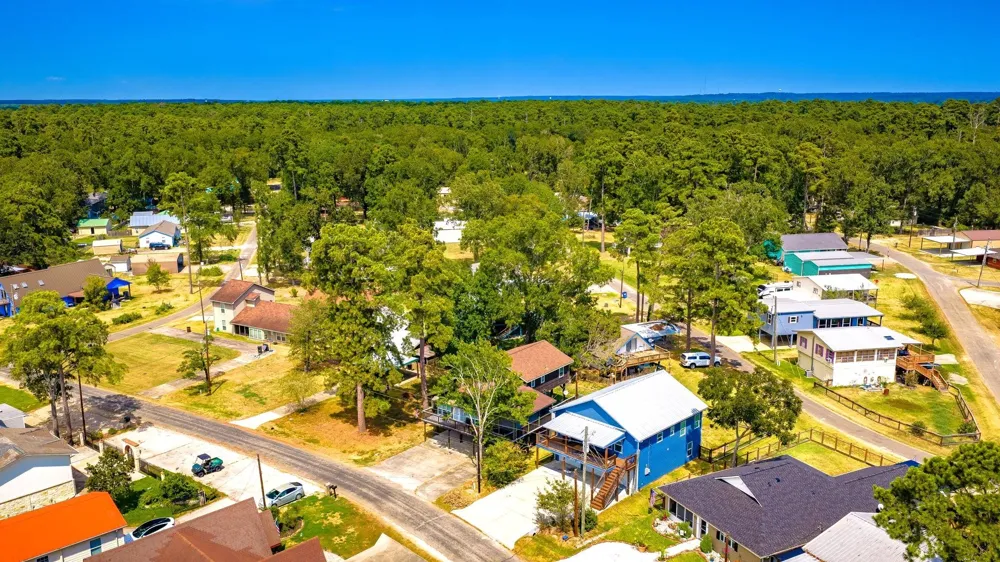 419 W Lake Shore Dr Livingston, TX 77351