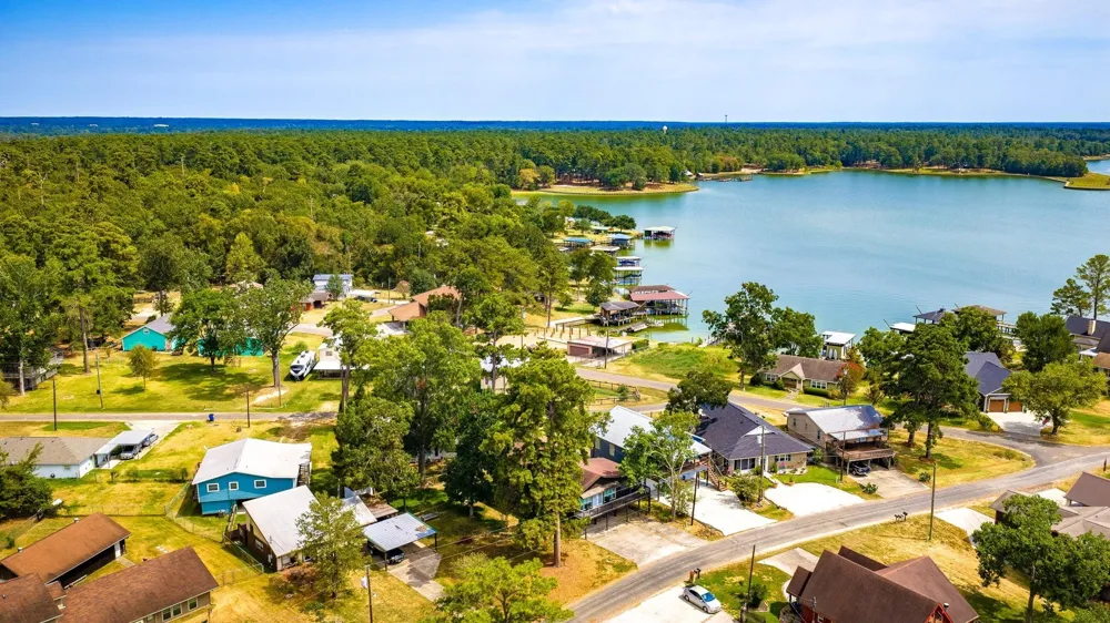 419 W Lake Shore Dr Livingston, TX 77351