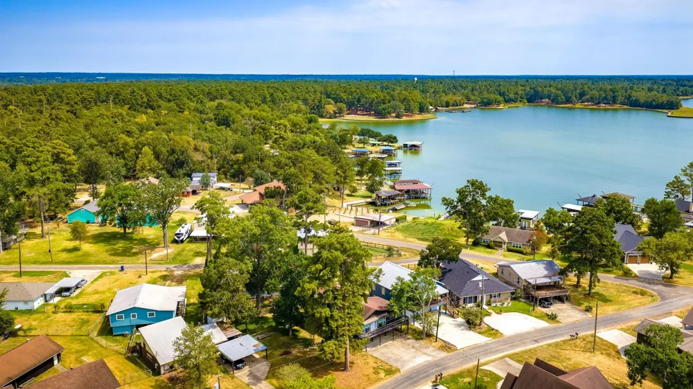 419 W Lake Shore Dr Livingston, TX 77351