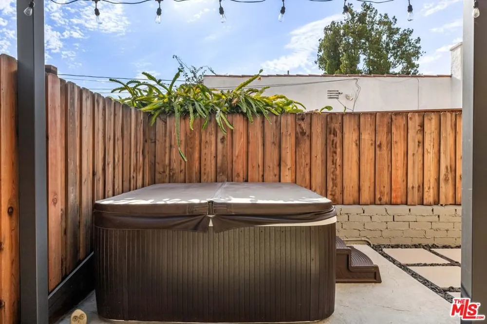 11202 Emelita Street North Hollywood, CA 91601