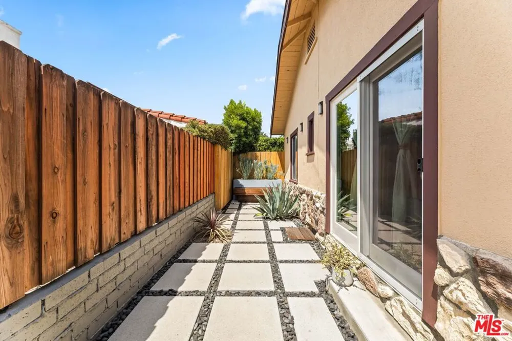 11202 Emelita Street North Hollywood, CA 91601