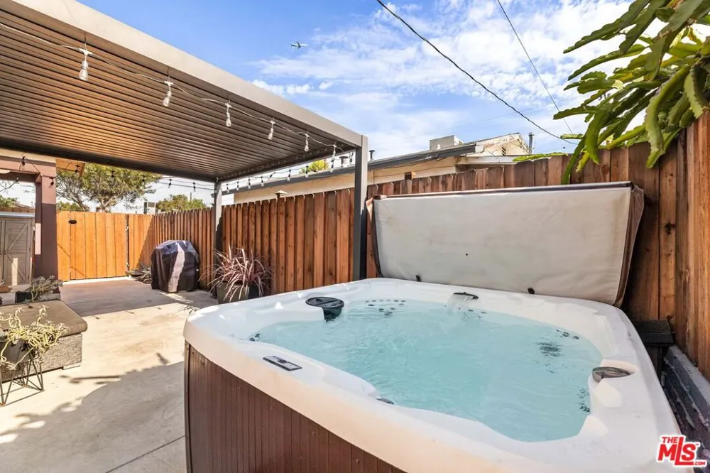 11202 Emelita Street North Hollywood, CA 91601