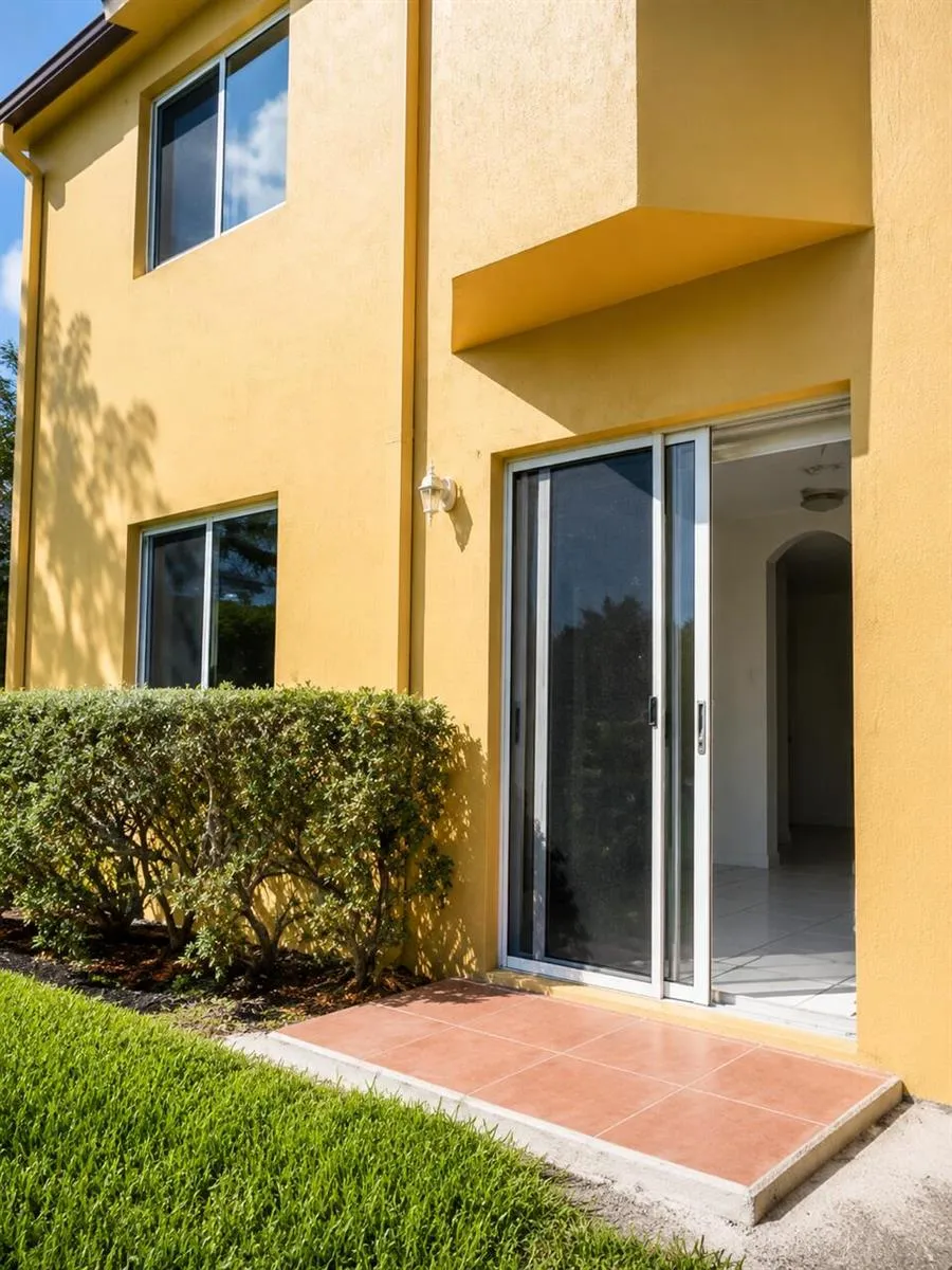 925 NE 34 AVENUE #103 Homestead, FL 33033