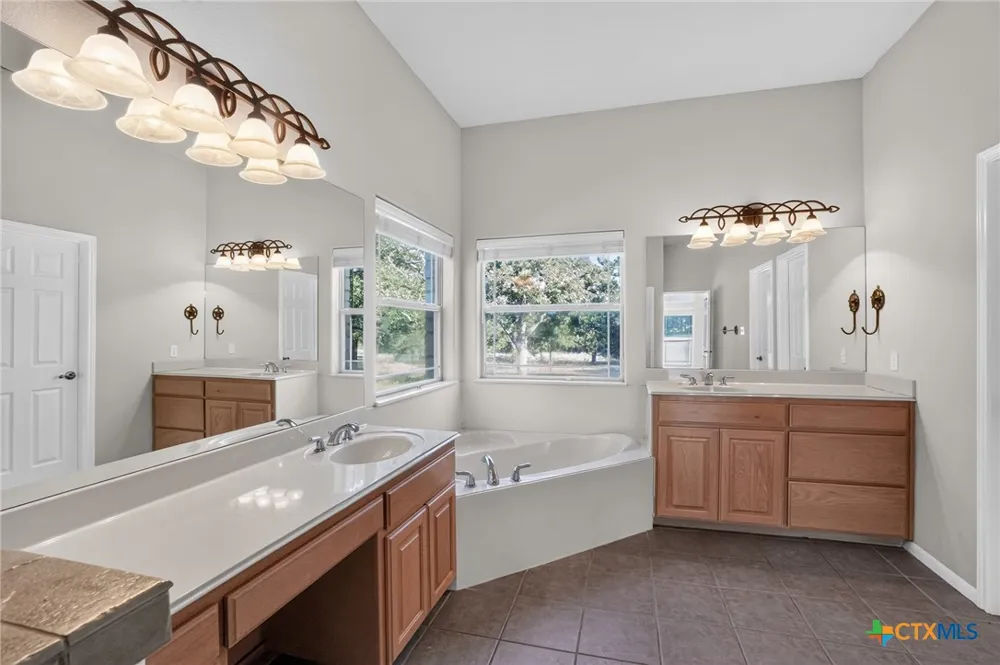 986 High Grove Road Cedar Creek, TX 78612