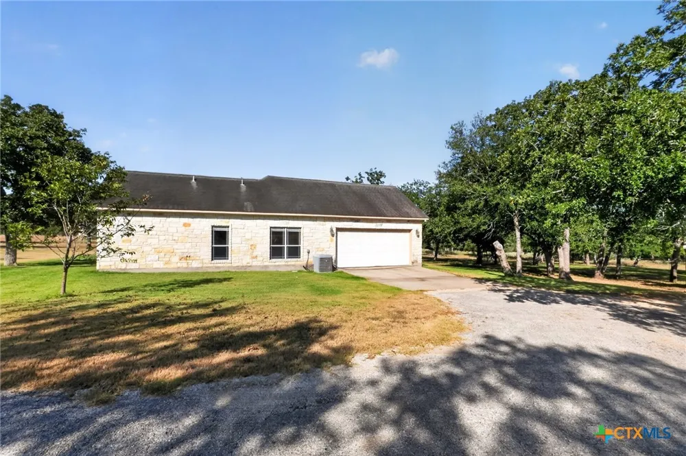 986 High Grove Road Cedar Creek, TX 78612