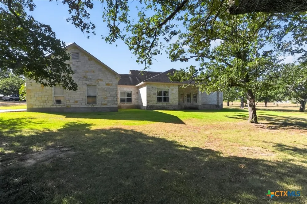 986 High Grove Road Cedar Creek, TX 78612