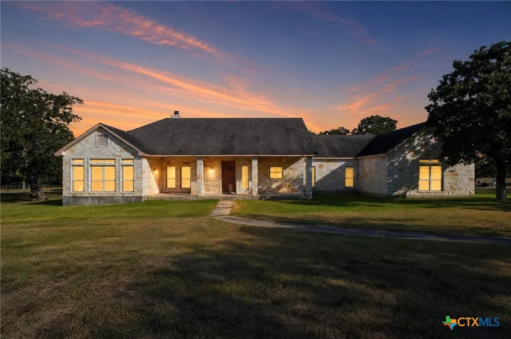 986 High Grove Road Cedar Creek, TX 78612