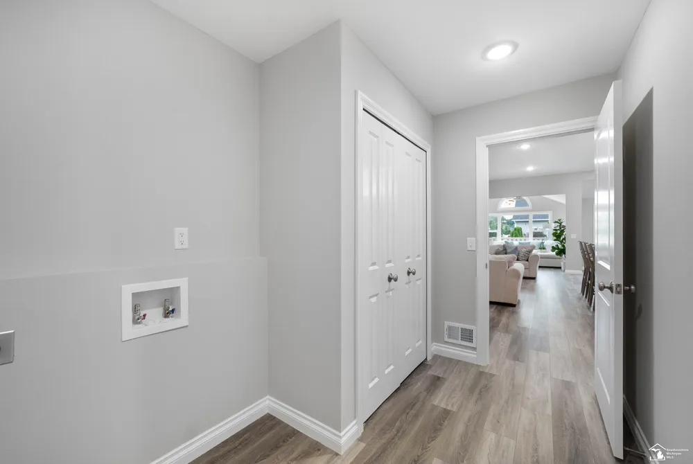 8289 Grande Lk Circle Bedford Township, MI 48182