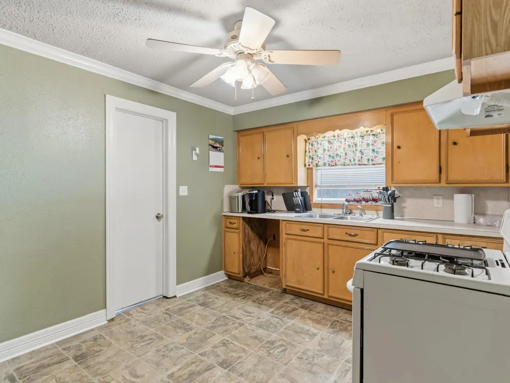 696 County Road 719 Buna, TX 77612