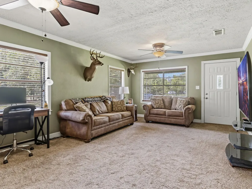 696 County Road 719 Buna, TX 77612