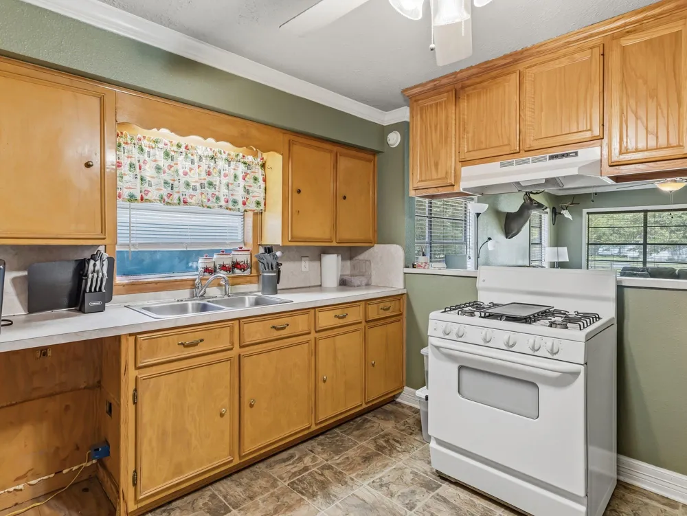696 County Road 719 Buna, TX 77612