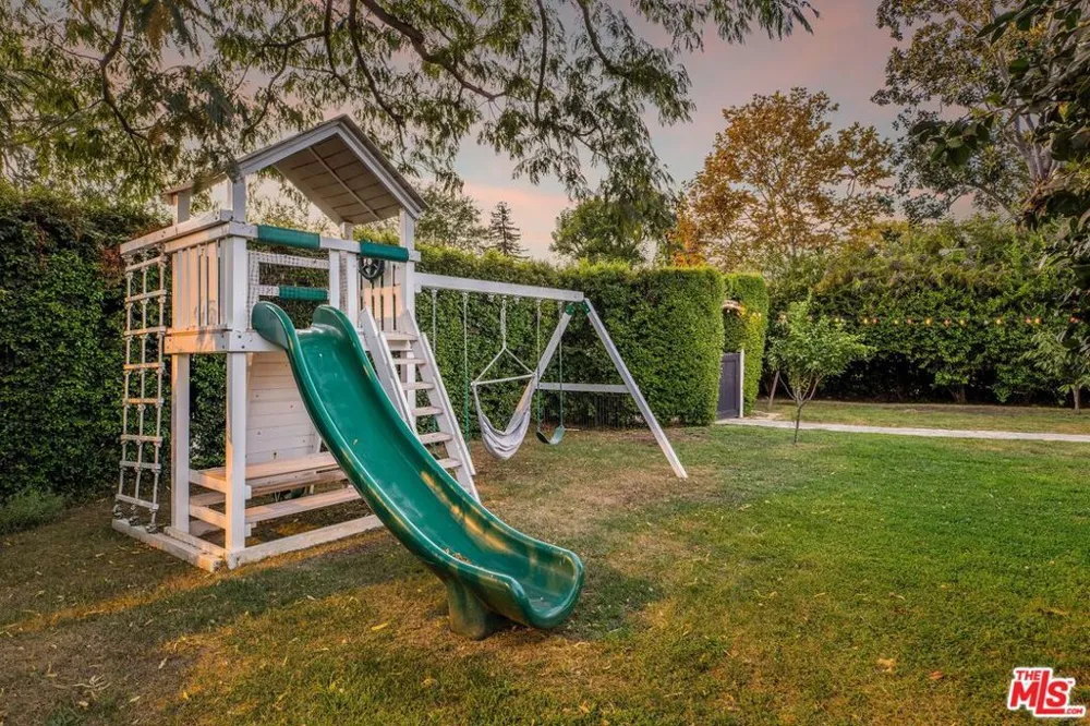 4900 Radford Avenue Valley Village, CA 91607