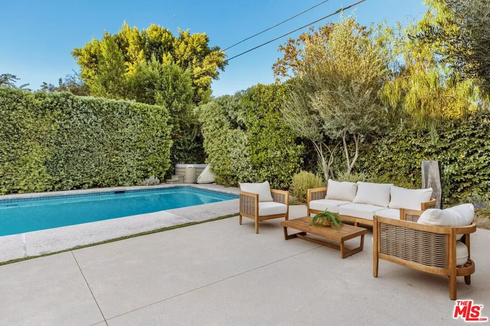 4900 Radford Avenue Valley Village, CA 91607