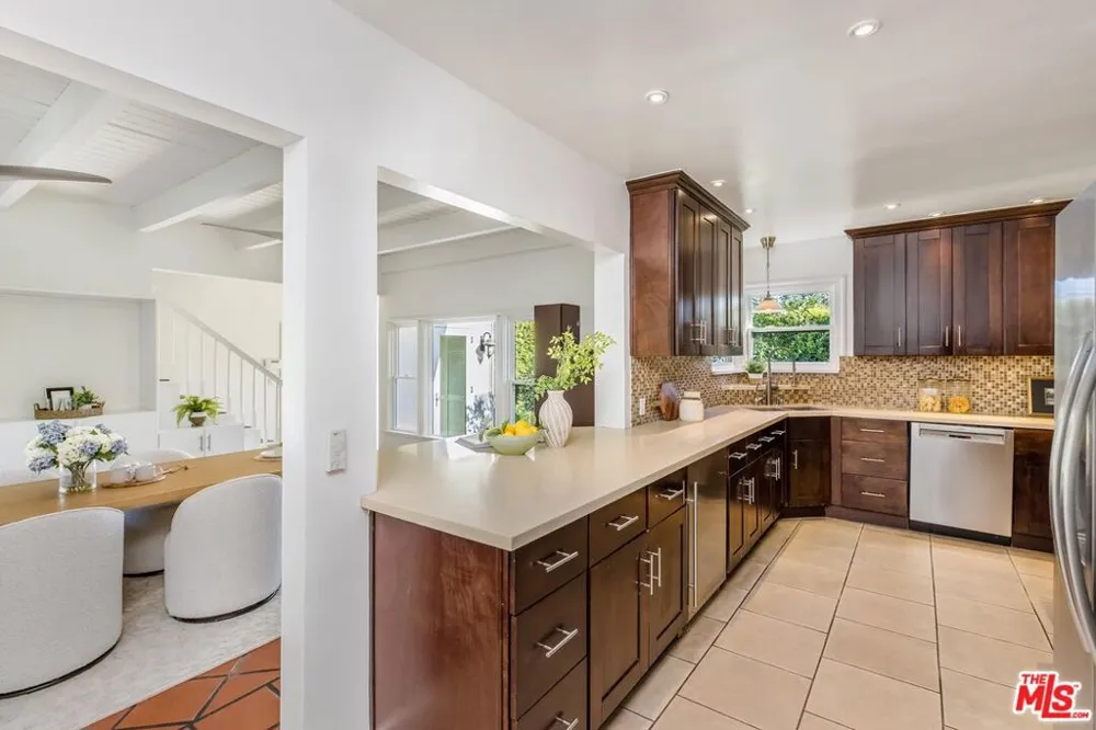 4900 Radford Avenue Valley Village, CA 91607