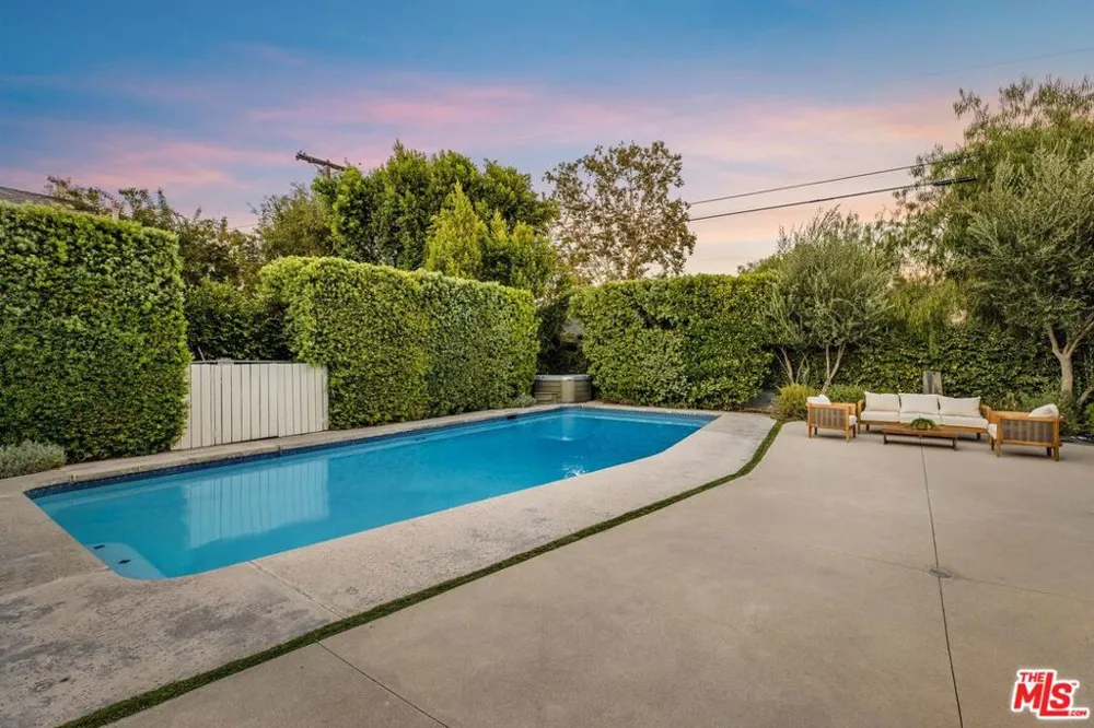 4900 Radford Avenue Valley Village, CA 91607
