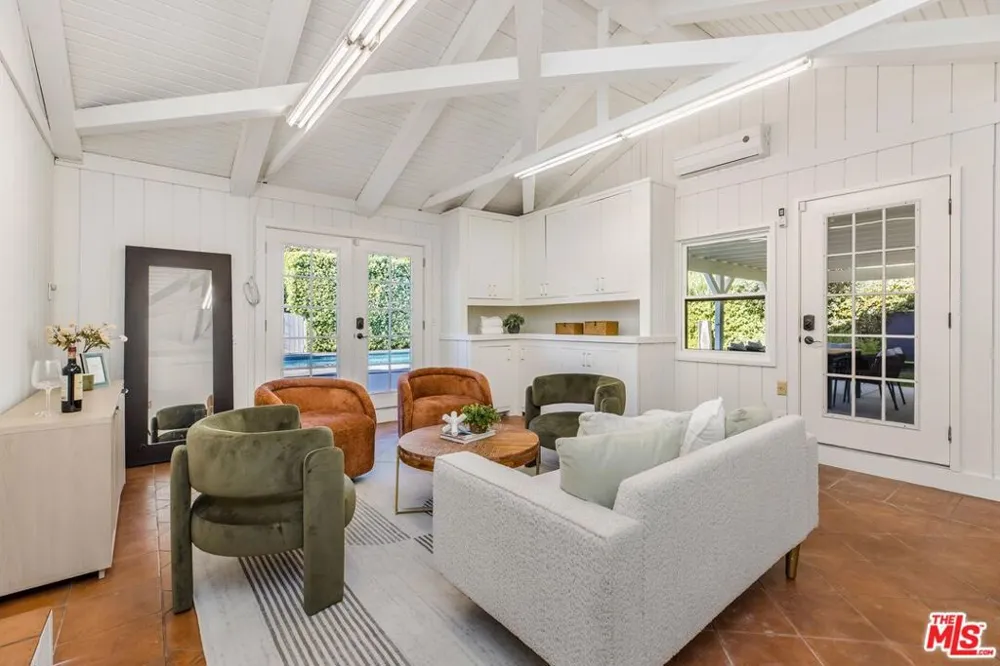 4900 Radford Avenue Valley Village, CA 91607