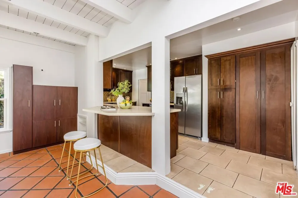 4900 Radford Avenue Valley Village, CA 91607