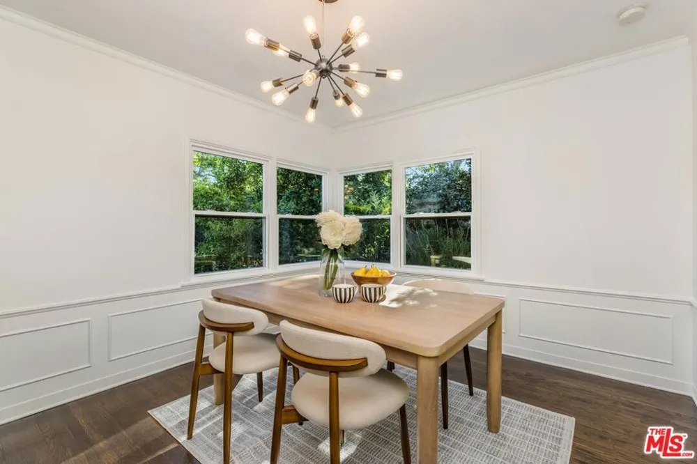 4900 Radford Avenue Valley Village, CA 91607