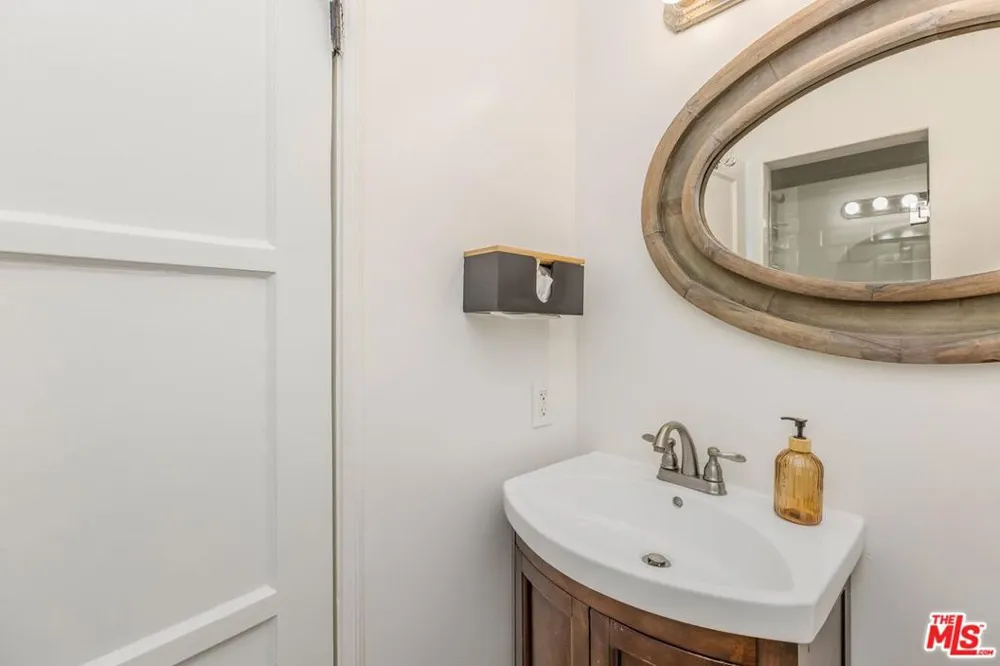 4900 Radford Avenue Valley Village, CA 91607