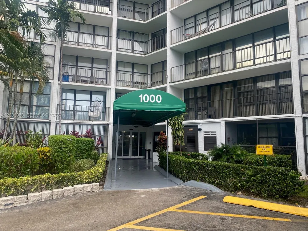 1000 Parkview Dr #427 Hallandale Beach, FL 33009