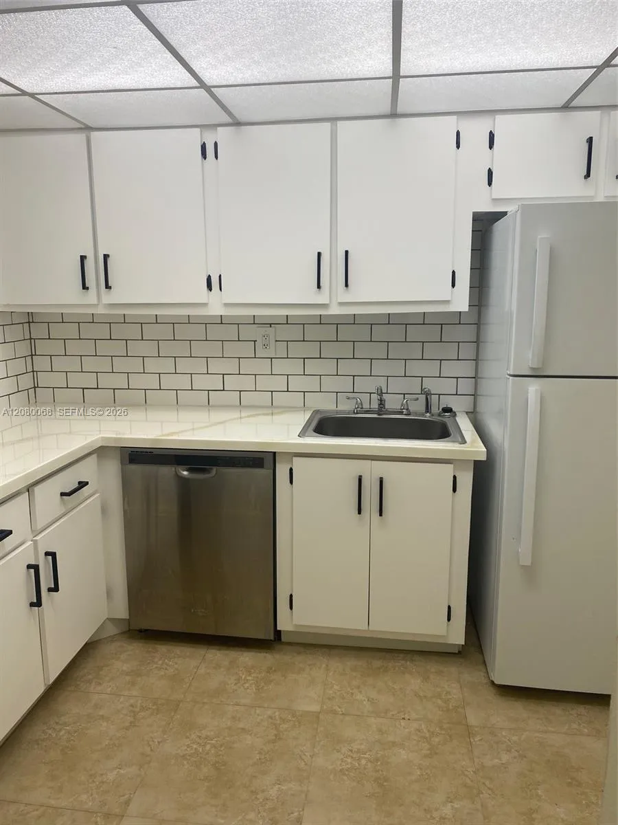1000 Parkview Dr #427 Hallandale Beach, FL 33009