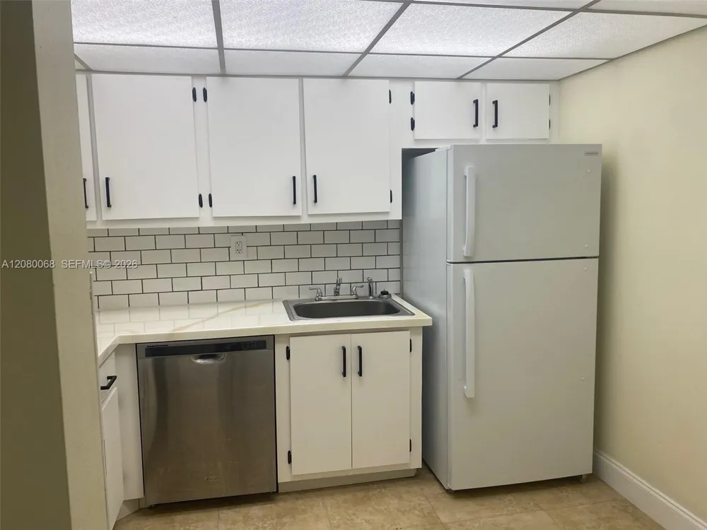 1000 Parkview Dr #427 Hallandale Beach, FL 33009