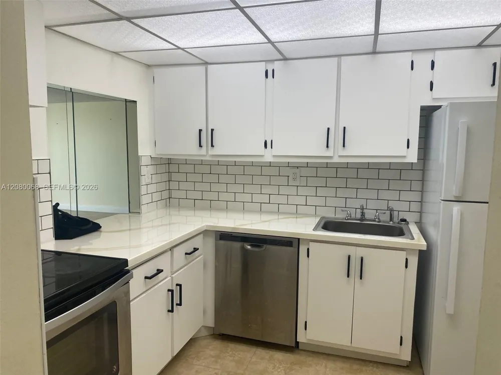 1000 Parkview Dr #427 Hallandale Beach, FL 33009