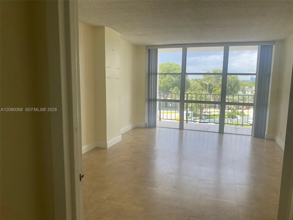 1000 Parkview Dr #427 Hallandale Beach, FL 33009